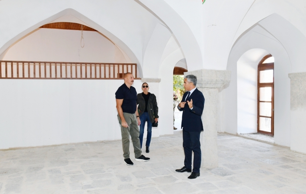 Prezident İlham Əliyev və birinci xanım Mehriban Əliyeva Şuşada Mehmandarovların malikanə kompleksində aparılan bərpa işlərinin gedişi ilə tanış olublar VİDEO