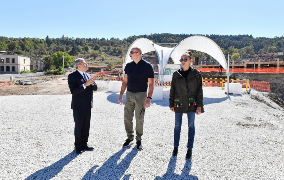 Präsident Ilham Aliyev und First Lady Mehriban Aliyeva inspizieren Verlauf der Bauarbeiten, die an neuem Wohnkomplex durchgeführt werden VIDEO