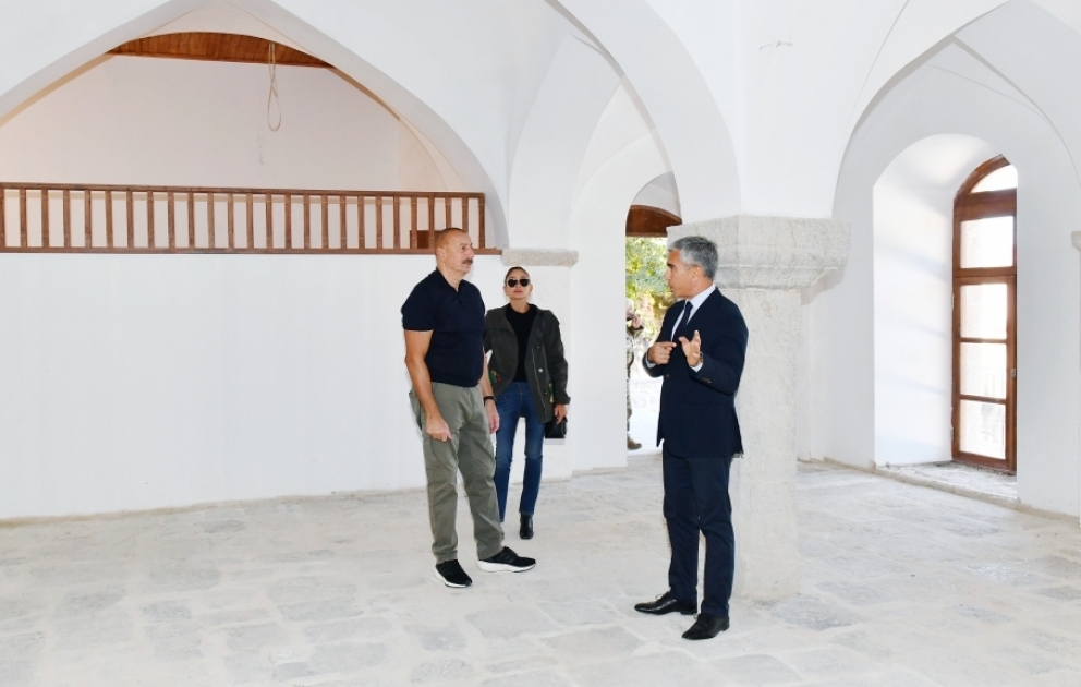 Präsident Ilham Aliyev und First Lady Mehriban Aliyeva inspizieren Restaurierungsarbeiten am Mehmandarovs Herrenhaus in Schuscha VIDEO