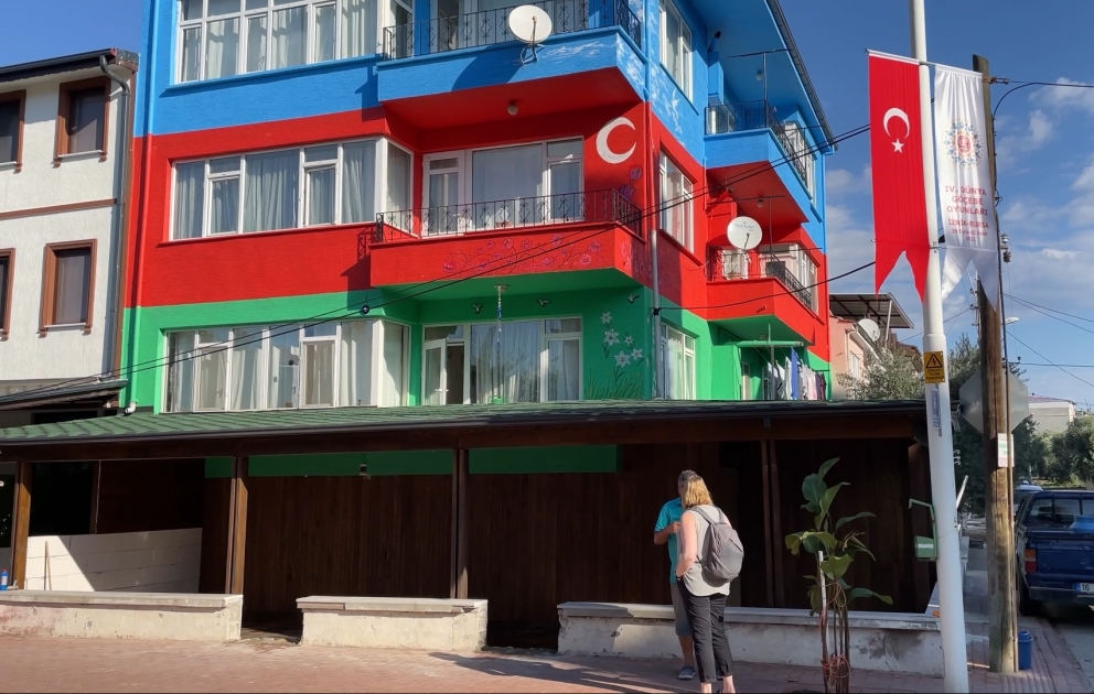 Bursada üçrəngli bayrağımızın rənglərinə boyanan bina insanların qəlbindəki Azərbaycan sevgisini zirvələrə qaldırır VİDEO