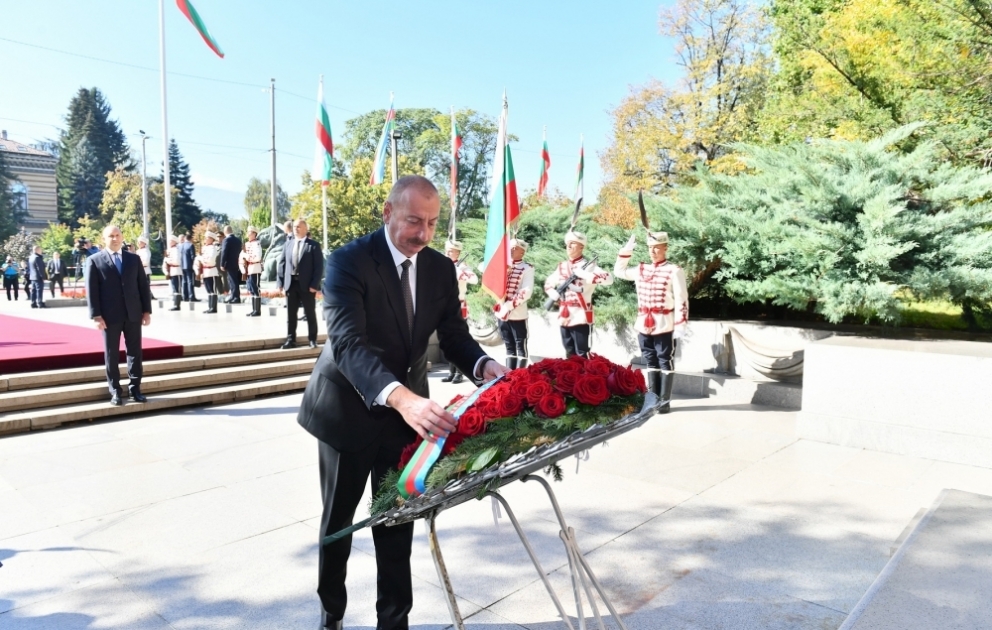 President Ilham Aliyev visited tomb of Unknown Soldier in Sofia VIDEO