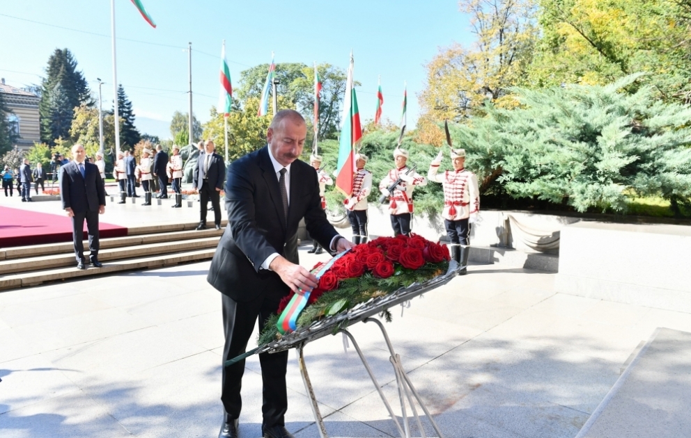 Le président Ilham Aliyev se recueille devant la tombe du Soldat inconnu VIDEO