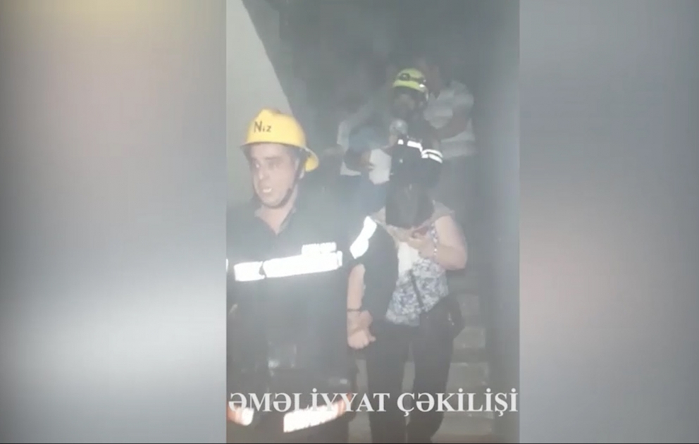 FHN: Xətai rayonunda yaşayış binasında baş vermiş yanğında iki nəfər xəsarət alıb VİDEO