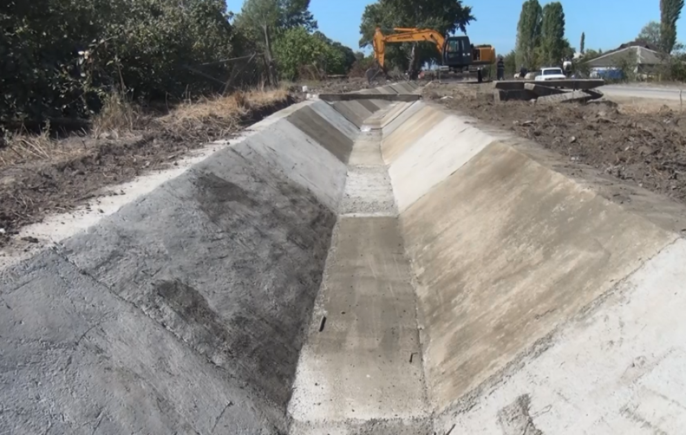 Xaçmazda 2 kilometr uzunluğundakı torpaq kanal beton üzlüyə alınır VİDEO