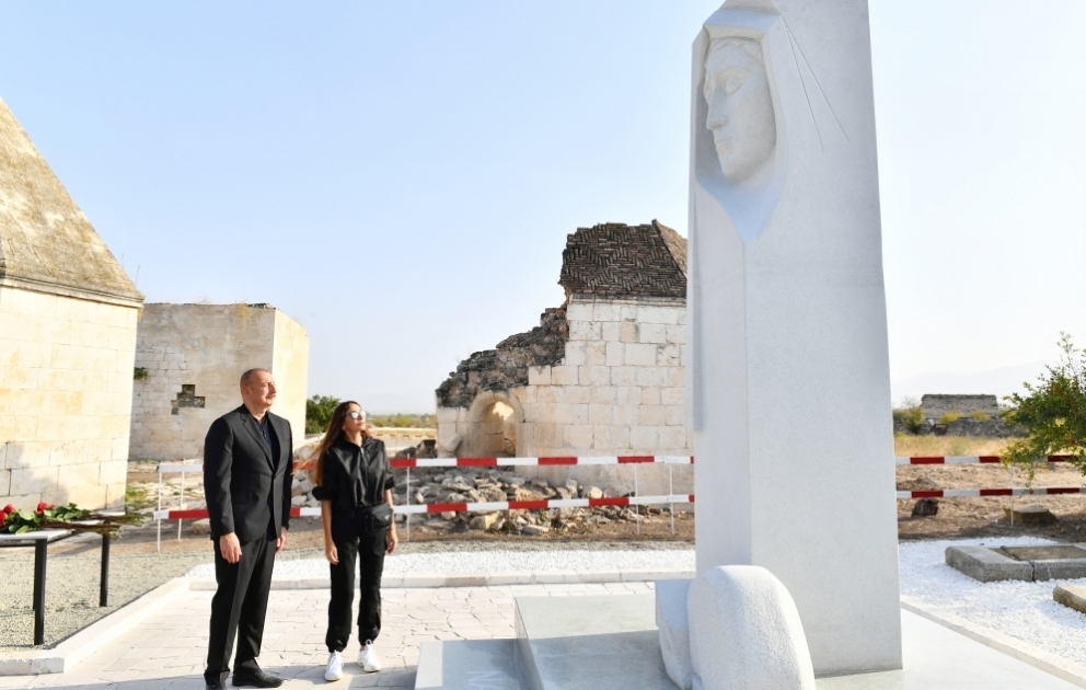 Präsident Ilham Aliyev und First Lady Mehriban Aliyeva inspizieren am Imaret-Komplex und Palast von Panahali Khan durchzuführende Arbeiten und enthüllen Mausoleum von Khurshidbanu Natavan VIDEO