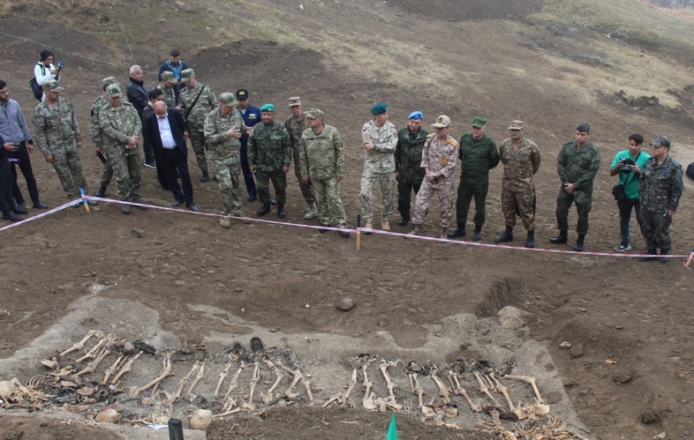 Военные атташе зарубежных стран осмотрели обнаруженное в селе Эдилли массовое захоронение ВИДЕО
