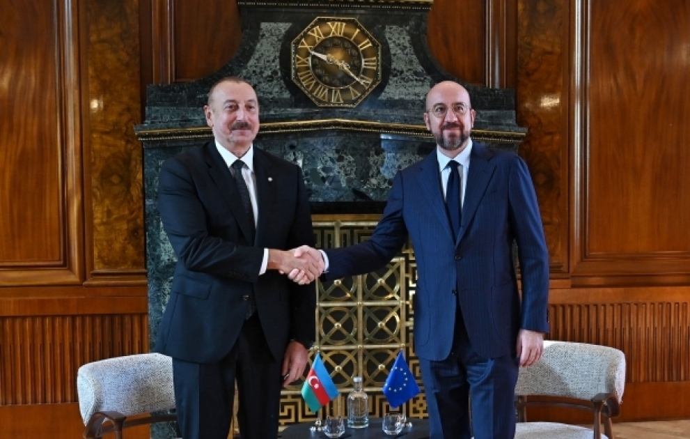 Präsident Ilham Aliyev und EU-Ratspräsident Charles Michel treffen sich in Prag VIDEO
