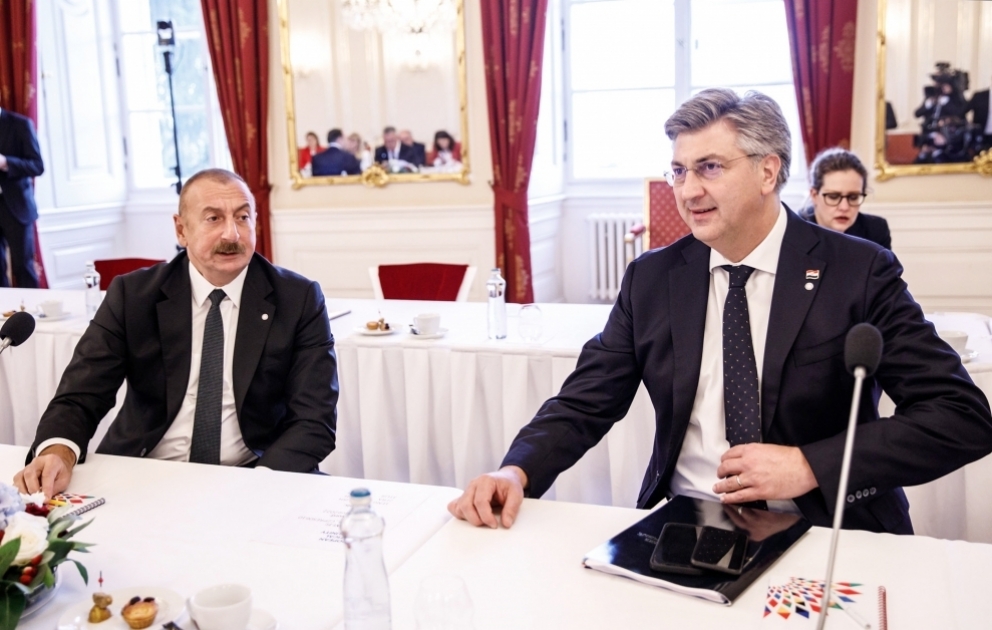 Une table ronde intitulée « La paix et la sécurité sur le continent européen » se tient à Prague VIDEO