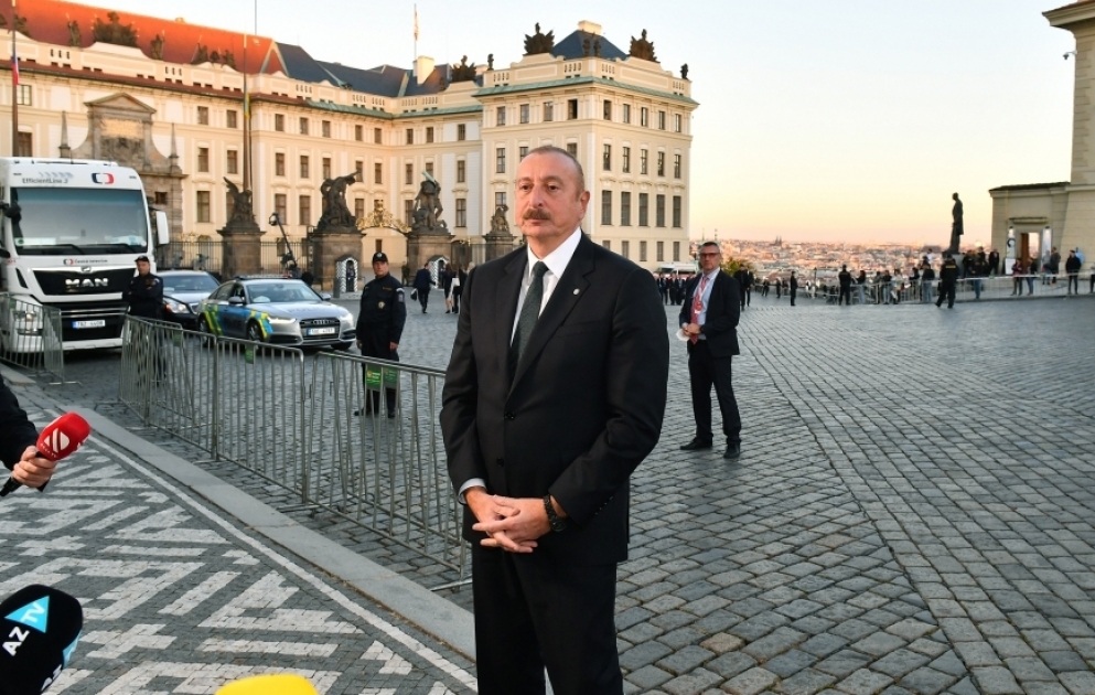 Präsident Ilham Aliyev gibt aserbaidschanischen Fernsehsendern in Prag Interview VIDEO
