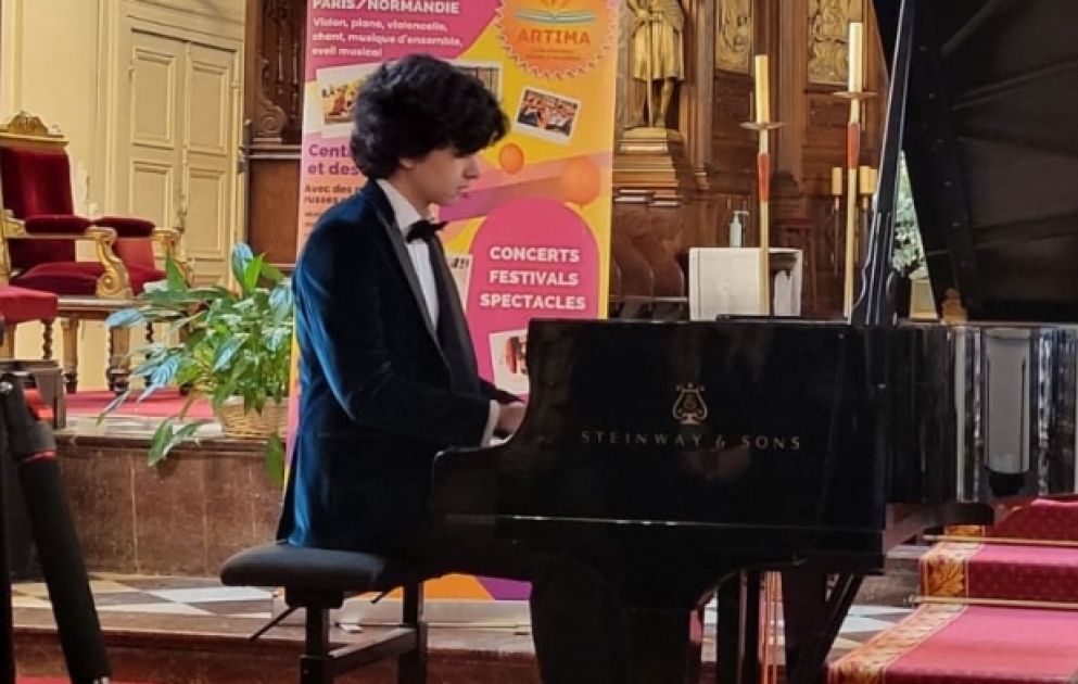 Azərbaycanlı pianoçu Parisdə “Yeni ulduzlar” beynəlxalq müsabiqəsi laureatlarının konsertində çıxış edib VİDEO