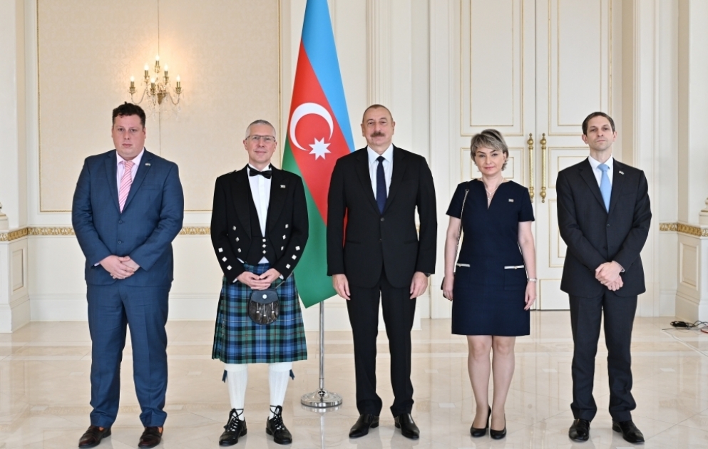 Prezident İlham Əliyev Böyük Britaniyanın Azərbaycanda yeni təyin olunmuş səfirinin etimadnaməsini qəbul edib  YENİLƏNİB VİDEO