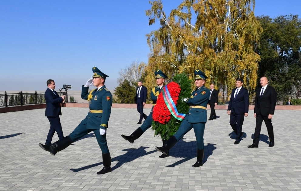 Prezident İlham Əliyev Bişkekdə “Ata-Beyit” Milli Tarixi-Memorial Kompleksini ziyarət edib YENİLƏNİB VİDEO