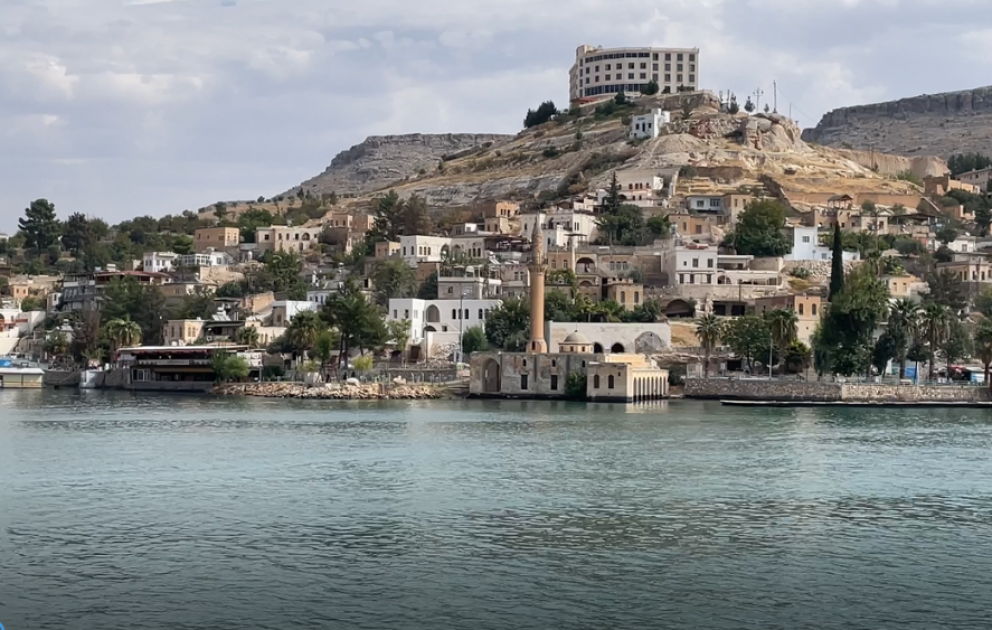 Birəcik Su Anbarı və sahilindəki qaya-evlər Qaziantepi turistlər üçün cəlbedici edən ən valehedici məkanlardandır FOTO REPORTAJ VİDEO