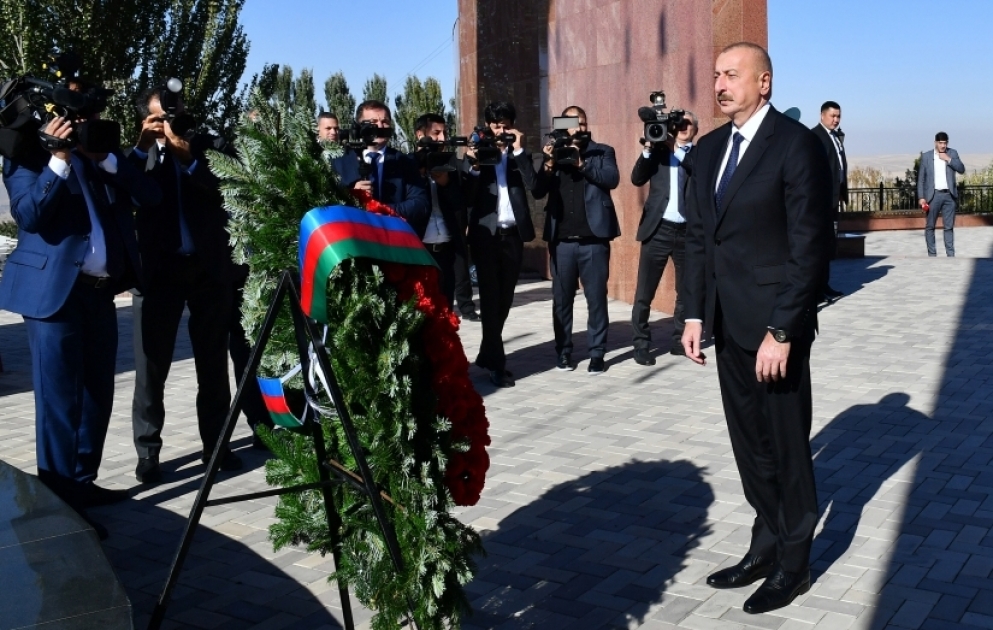 Präsident Ilham Aliyev besucht Gedenkstätte Ata-Bejit in Bischkek VIDEO