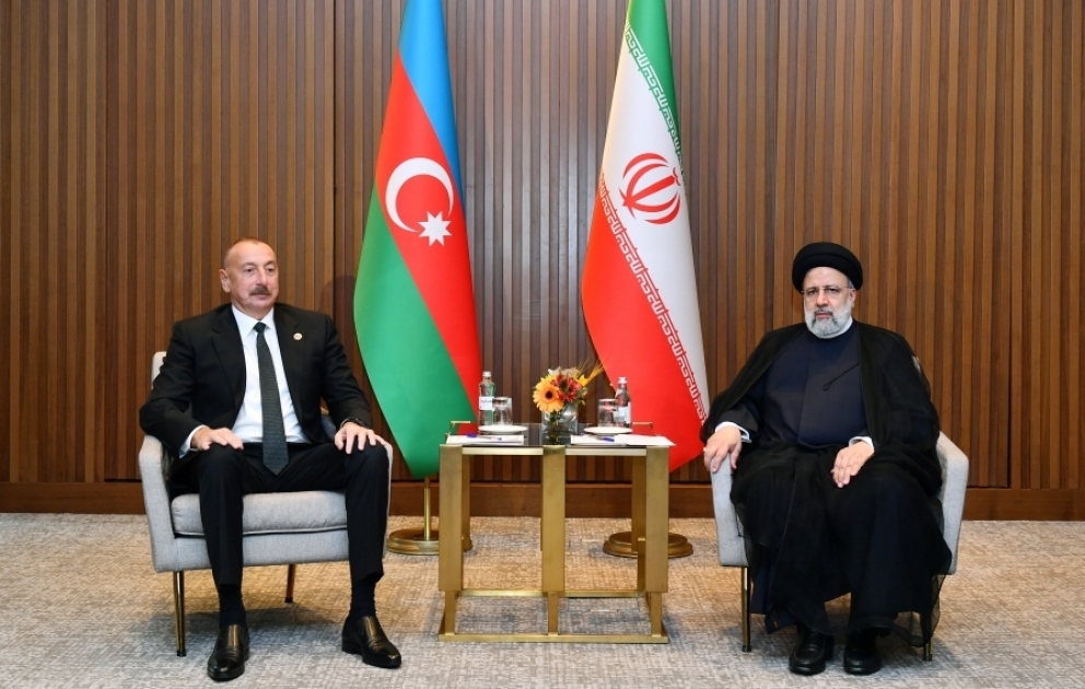 Aserbaidschans Präsident Ilham Aliyev trifft iranischen Präsidenten Seyyed Ebrahim Raisi in Astana VIDEO