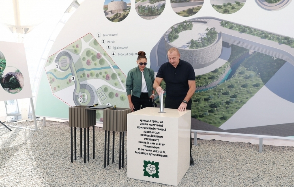 Le président azerbaïdjanais et son épouse se familiarisent avec le plan général de Goubadly et posent la première pierre du complexe des musées de l'Occupation et de la Victoire VIDEO