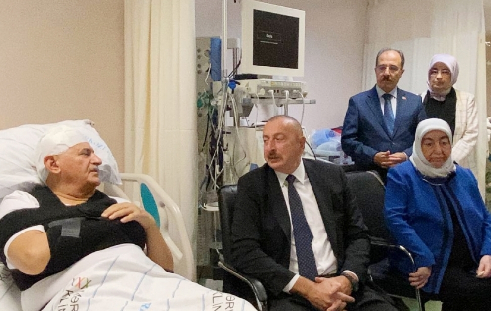Prezident İlham Əliyev ölkəmizdə yol qəzası keçirən Binəli Yıldırıma, Şamil Ayrıma və mühafizəçi Oğuzhan Dəmirçiyə xəstəxanada baş çəkib VİDEO