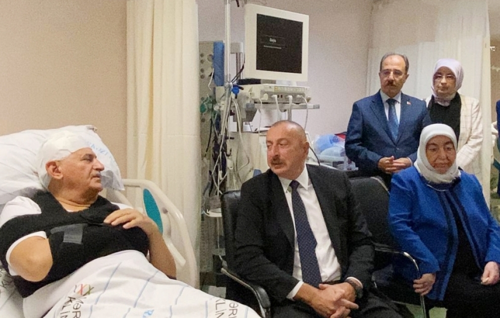 Präsident Ilham Aliyev besucht im Krankenhaus Binali Yildirim, Şamil Ayrim und Leibwächter, die in Aserbaidschan einen Verkehrsunfall hatten VIDEO
