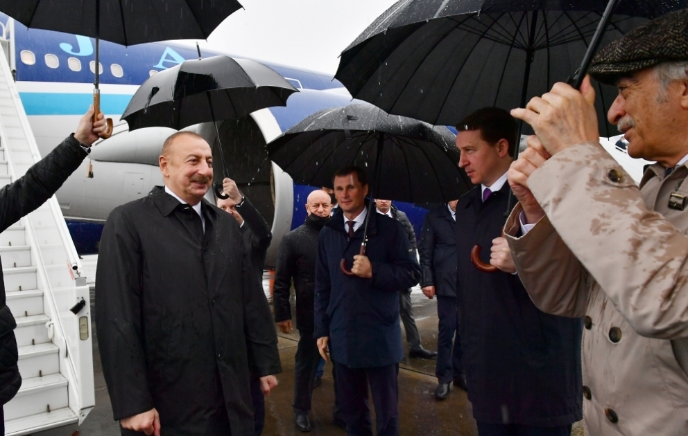 Präsident Ilham Aliyev zu Arbeitsbesuch in Sotschi angekommen VIDEO