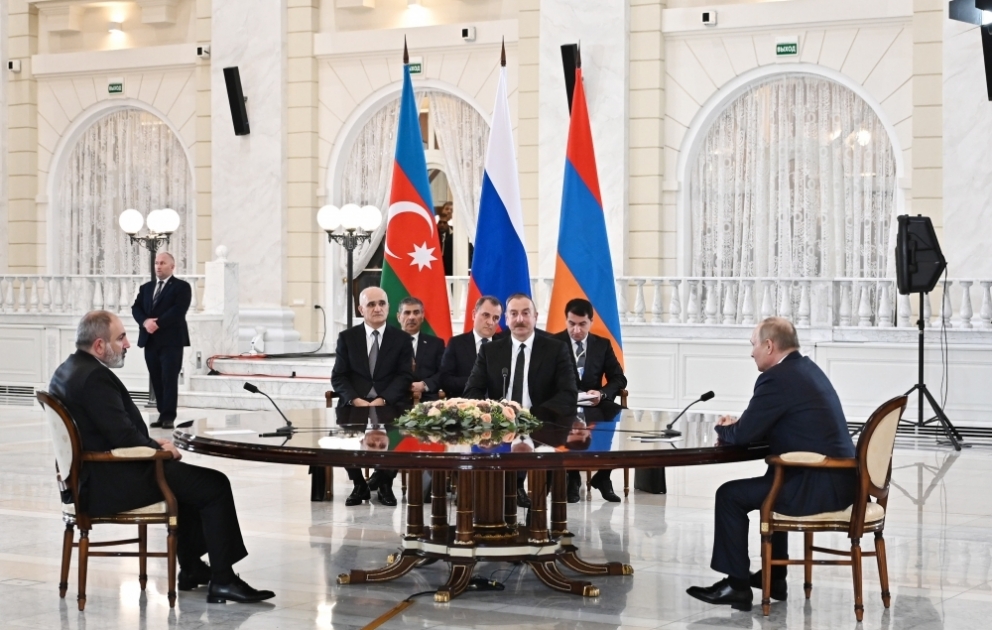 Réunion du président azerbaïdjanais avec le président russe et le premier ministre arménien à Sotchi VIDEO