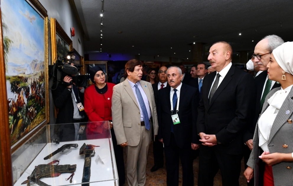 Präsident Ilham Aliyev besucht Märtyrerdenkmal und Nationales Mudschaheddin-Museum in der Hauptstadt Algerien VIDEO