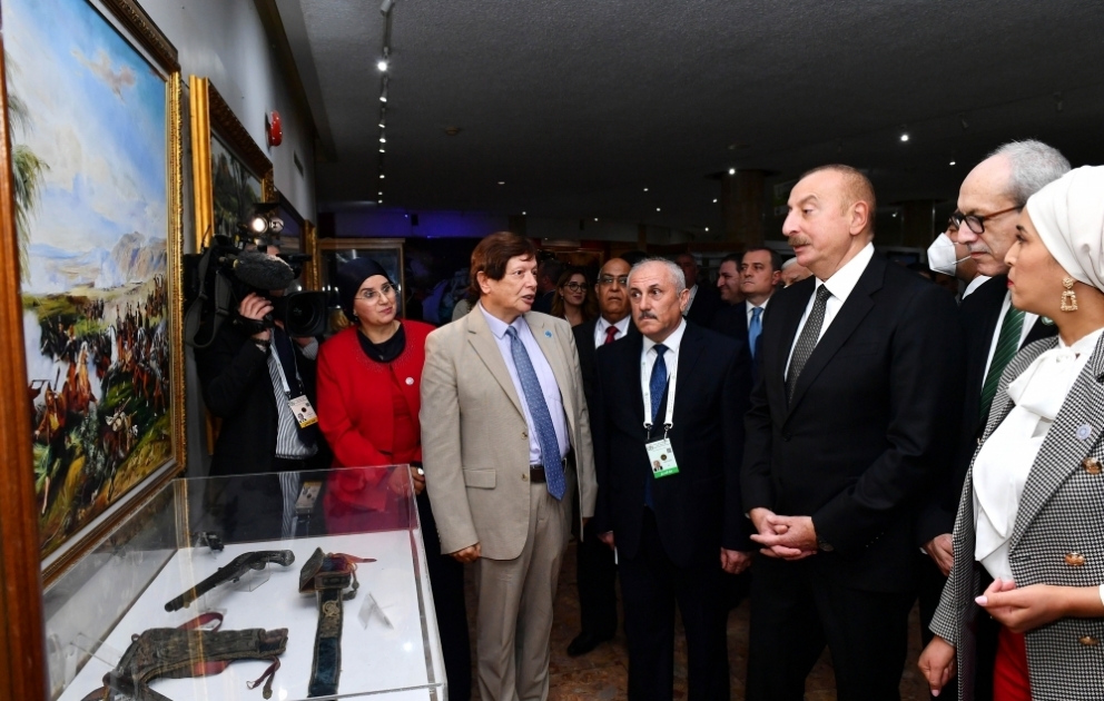 Alger : le président Ilham Aliyev visite le Mémorial du Martyr et le Musée national du Moudjahid VIDEO