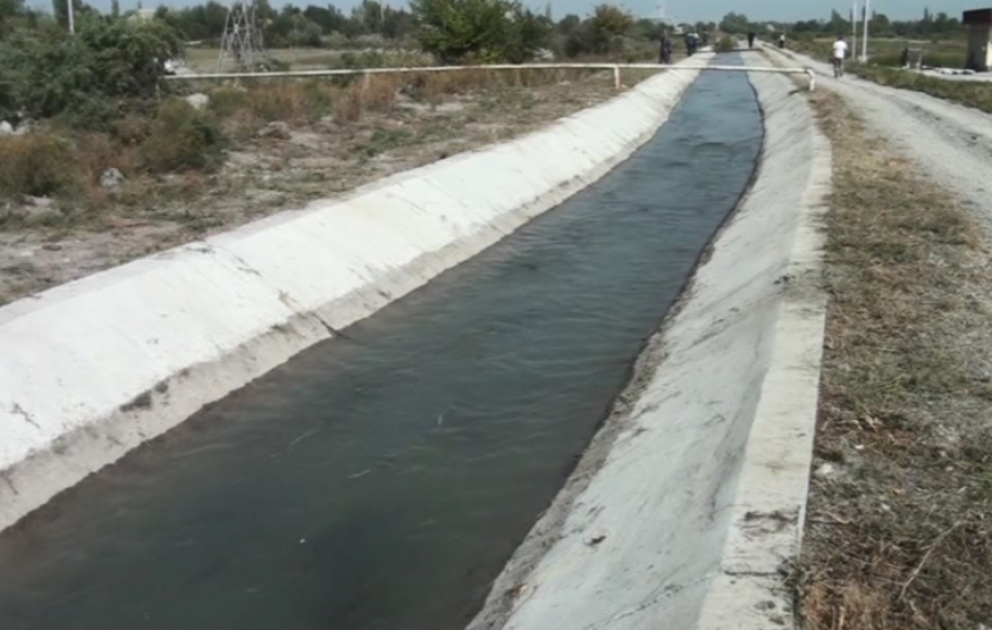 Ucarda yeni beton kanal çəkilir VİDEO