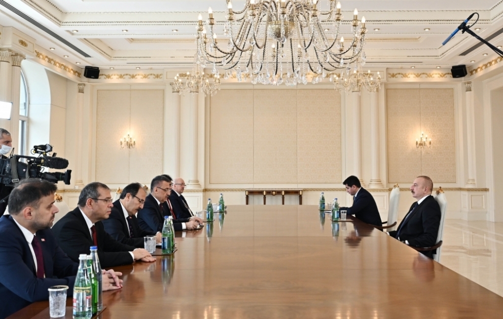 Türkischer Vizepräsident von Präsident Ilham Aliyev zum Gespräch empfangen VIDEO