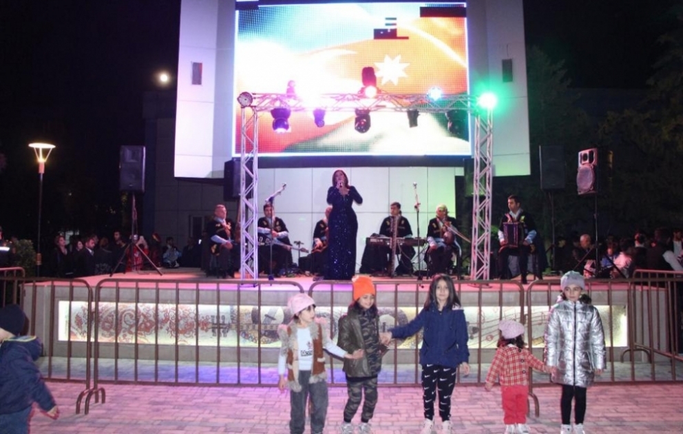 Yevlaxda təşkil olunan təntənəli bayram konserti atəşfəşanlıqla başa çatıb VİDEO