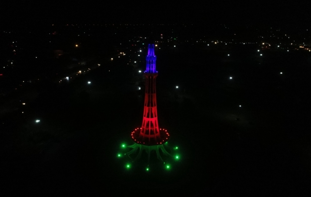 Pakistanın “Minar-e-Pakistan” abidəsi Zəfər Gününün ildönümündə Azərbaycan bayrağı ilə işıqlandırılıb VİDEO