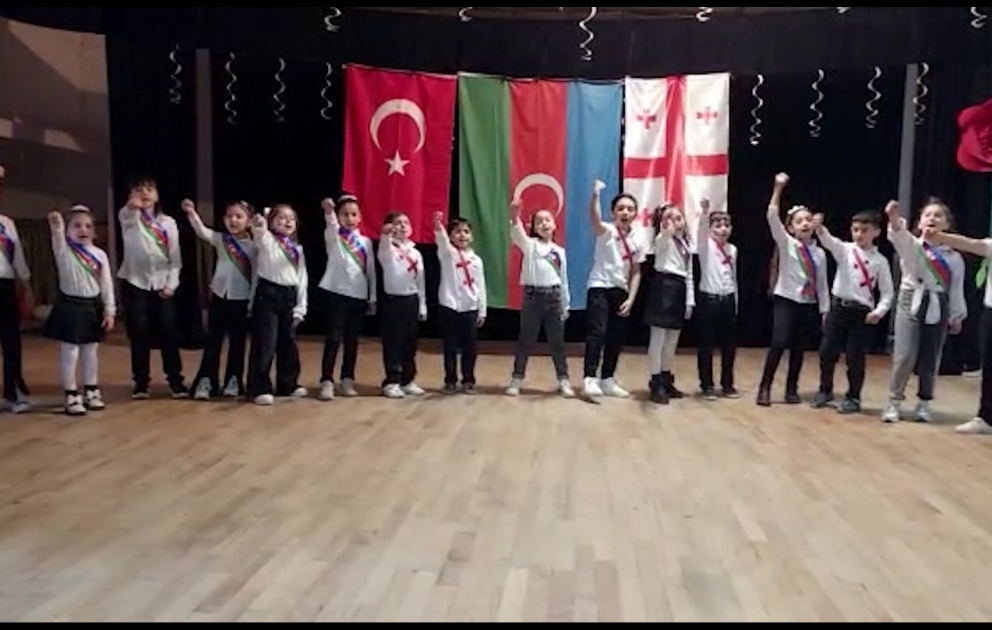Zəfər Günü Rustavidəki 18 nömrəli məktəbdə maraqlı konsert proqramı ilə qeyd olunub VİDEO