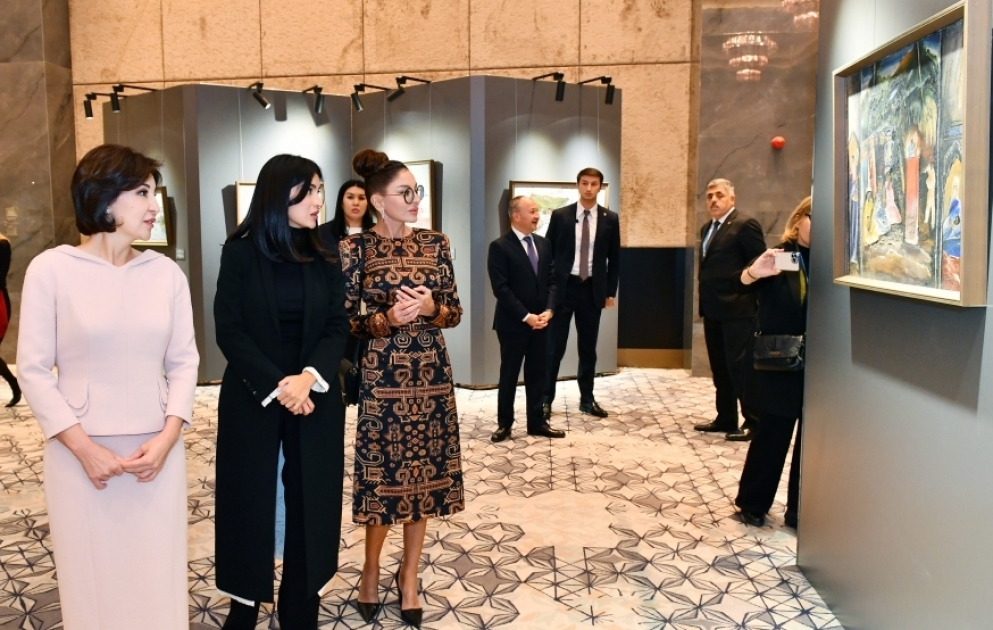 Azərbaycanın birinci xanımı Mehriban Əliyeva Səmərqənddə “Özbəkistanın rəngləri” adlı sərgi ilə tanış olub VİDEO