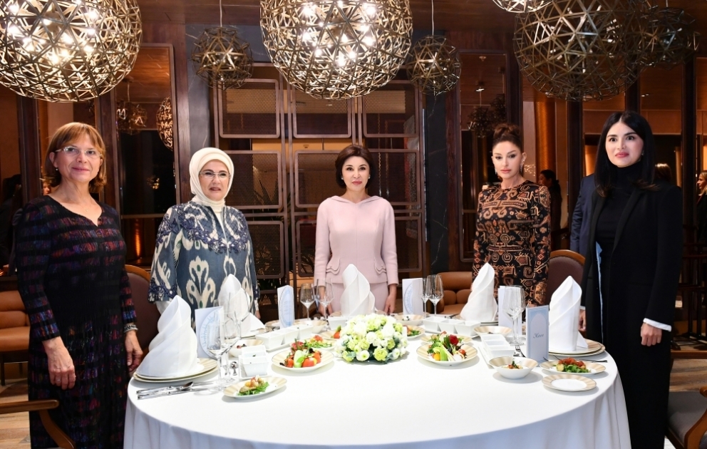 First Lady von Aserbaidschan nimmt an Dinner in Samarkand teil VIDEO