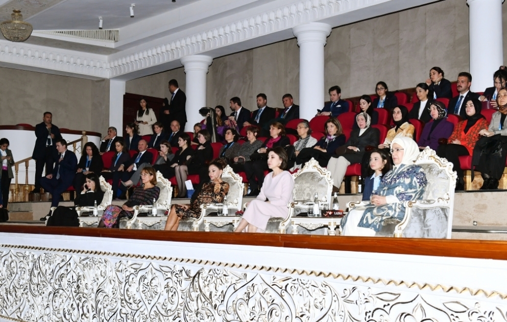 Mehriban Aliyeva besucht ein Ballett in Samarkand VIDEO