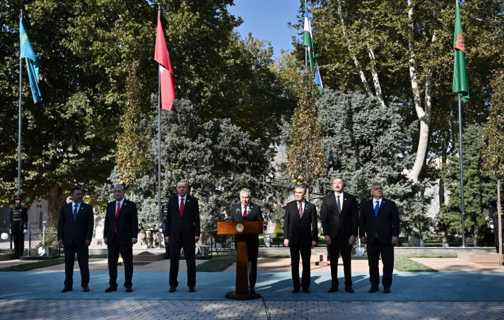 Zirvə Görüşündə iştirak edən dövlət və hökumət başçıları Səmərqəndin “Registan” meydanında ağac əkiblər  YENİLƏNİB VİDEO