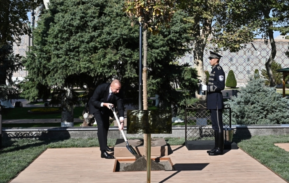 Am Gipfel teilnehmende Staats- und Regierungschefs pflanzten einen Baum auf dem Platz “Registan“ in Samarkand VIDEO