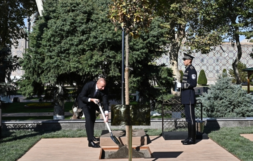 Samarcande : les chefs d’État et de gouvernement présents au Sommet plantent des arbres sur la place du Registan VIDEO