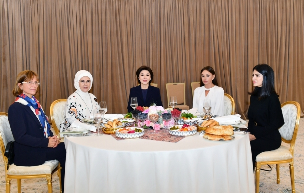 Azərbaycanın birinci xanımı Mehriban Əliyeva Səmərqənddə təşkil olunan naharda iştirak edib VİDEO