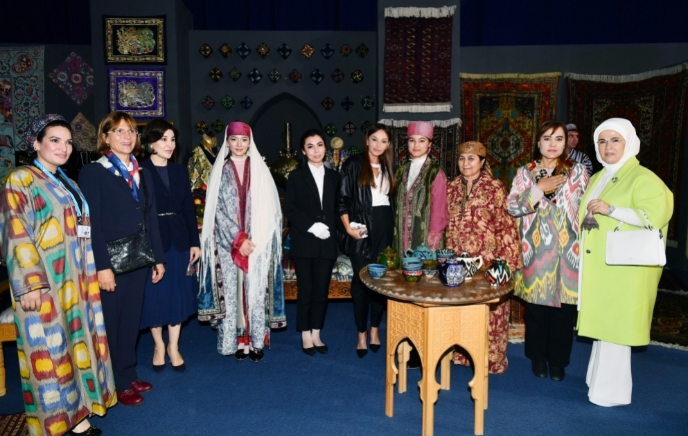 Azərbaycanın birinci xanımı Mehriban Əliyeva Səmərqənddə “Zamanın ilğımları” adlı sərgi ilə tanış olub VİDEO