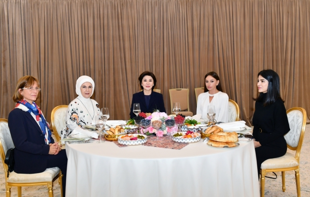 Mittagessen für First Ladies in Samarkand VIDEO