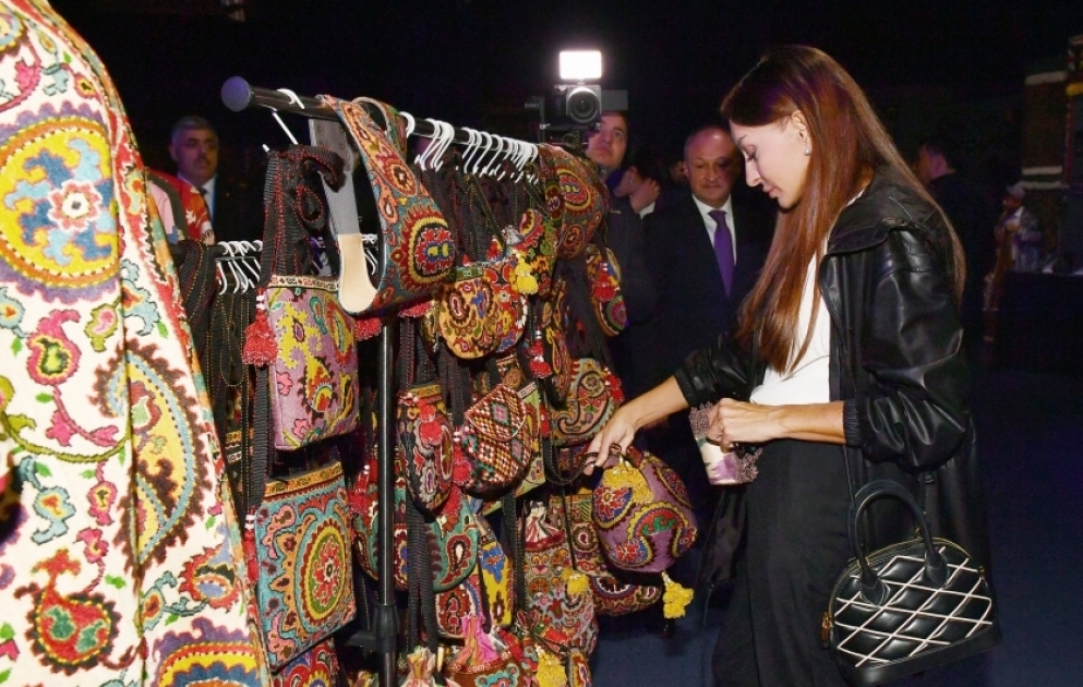 First Lady von Aserbaidschan Mehriban Aliyeva besucht Ausstellung ”Illusionen der Zeit“ in Samarkand VIDEO