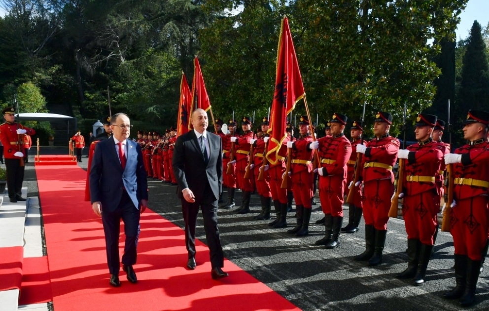 Offizieller Empfang von Präsident Ilham Aliyev in Belgrad VIDEO