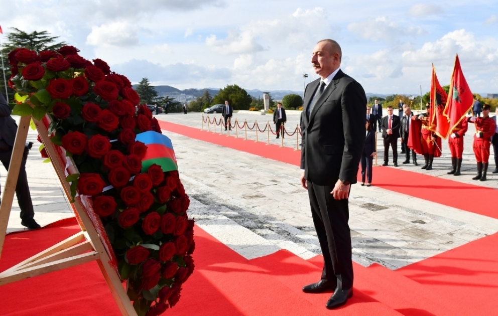 Tirana : le président Ilham Aliyev se recueille devant la statue de la Mère Albanie VIDEO
