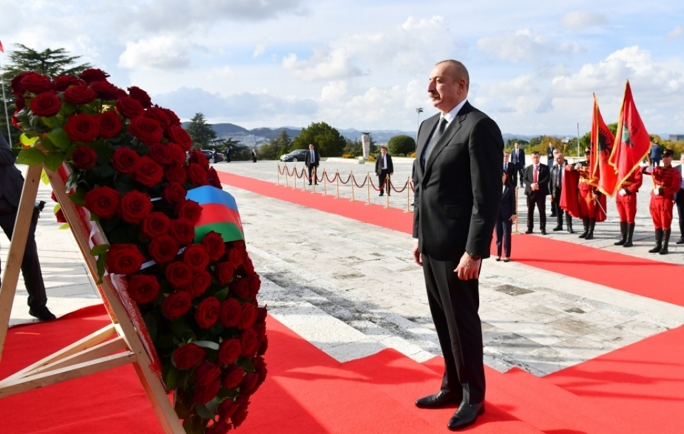 Präsident Ilham Aliyev besucht Denkmal ”Mutter Albanien“ in Tirana VIDEO