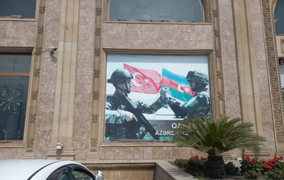 Fotosu Türk və Azərbaycan əsgərinin dostluq rəmzinə çevrildi - qazi Babək Abbasov məşhurlaşacağını gözləmirdi FOTO VİDEO