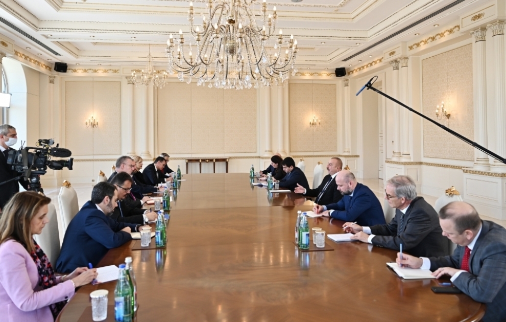 Le président Ilham Aliyev reçoit une délégation menée par l’envoyé spécial de l’UE pour le Partenariat oriental VIDEO