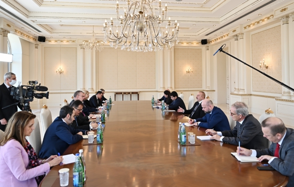 Präsident Ilham Aliyev empfängt Delegation unter Leitung des Sonderbeauftragten der Europäischen Union für Östliche Partnerschaft VIDEO