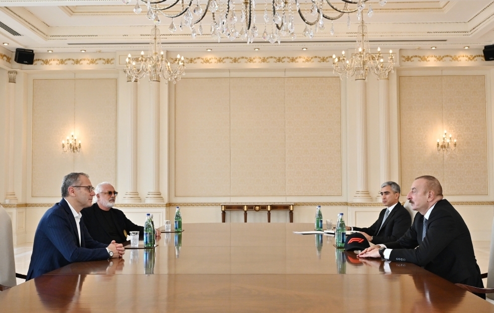 Le président Ilham Aliyev reçoit le PDG et un consultant de la Formule 1 VIDEO
