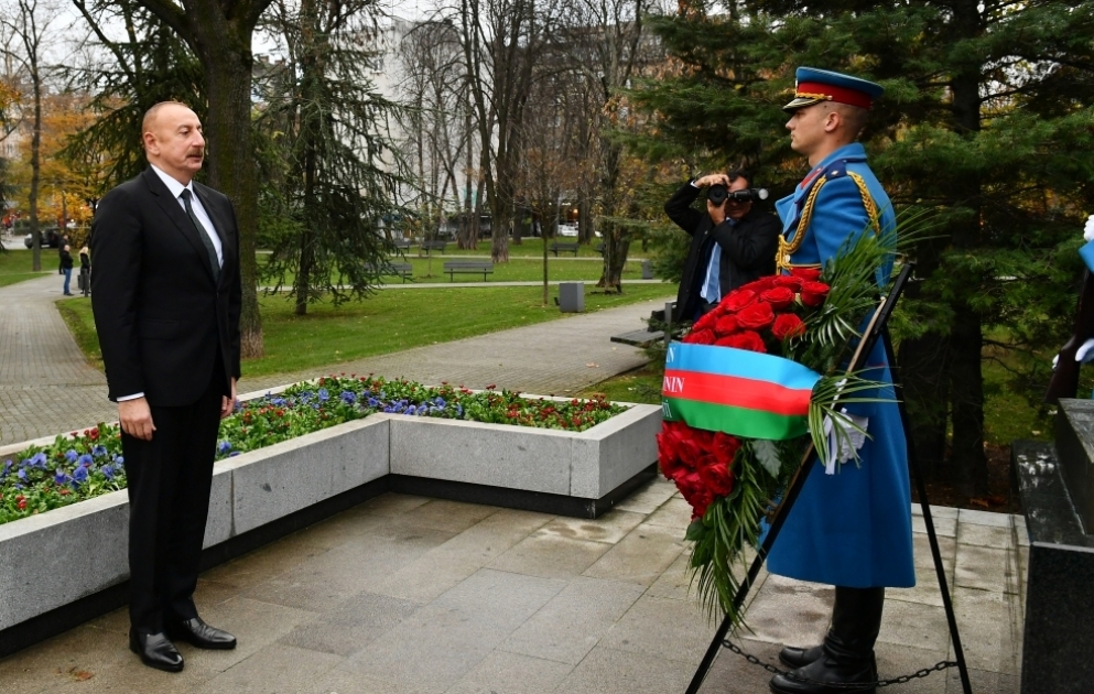 President Ilham Aliyev visited monuments to national leader Heydar Aliyev and Milorad Pavic in Tasmajdan park, Belgrade VIDEO