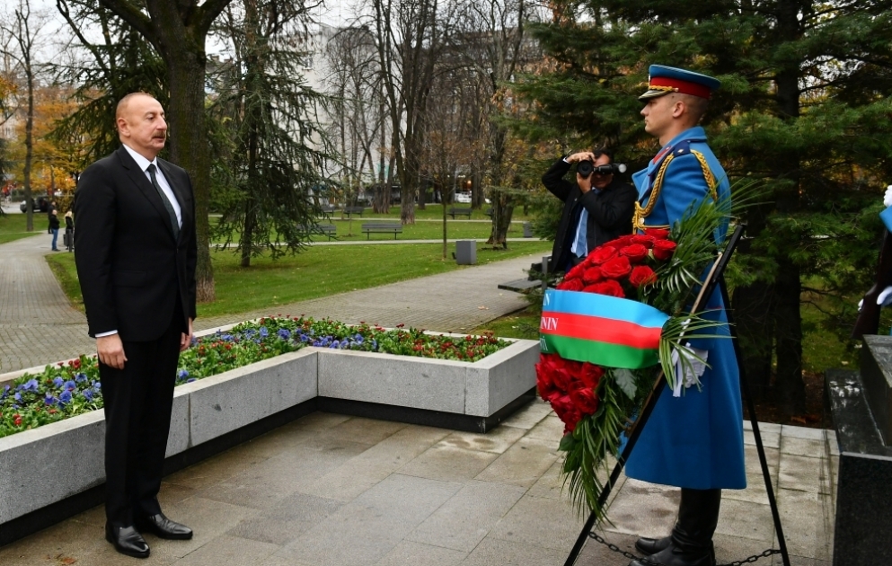Präsident Ilham Aliyev besucht Denkmäler von Nationalleader Heydar Aliyev und Milorad Pavic im Tašmajdan Park in Belgrad VIDEO